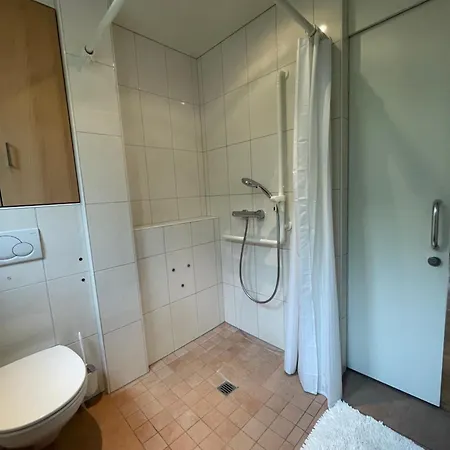 Crown Living Design - 2 Schlafzimmer - Kueche - Gratis Parkplatz - Abstellraum Fuer Fahrraeder/ski