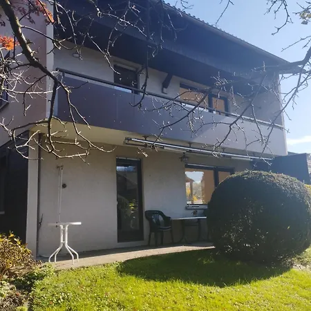 Crown Living Design - 2 Schlafzimmer - Kueche - Gratis Parkplatz - Abstellraum Fuer Fahrraeder/ski Appartement